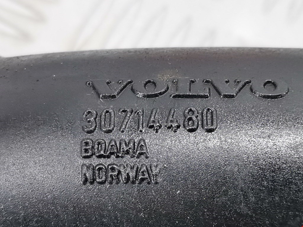 Патрубок воздушного фильтра VOLVO XC90 2002-2014