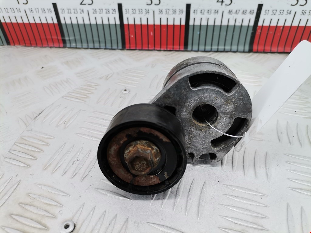 Натяжитель ремня генератора (приводного поликлинового ремня Ford Fiesta 5 (2002-2008)