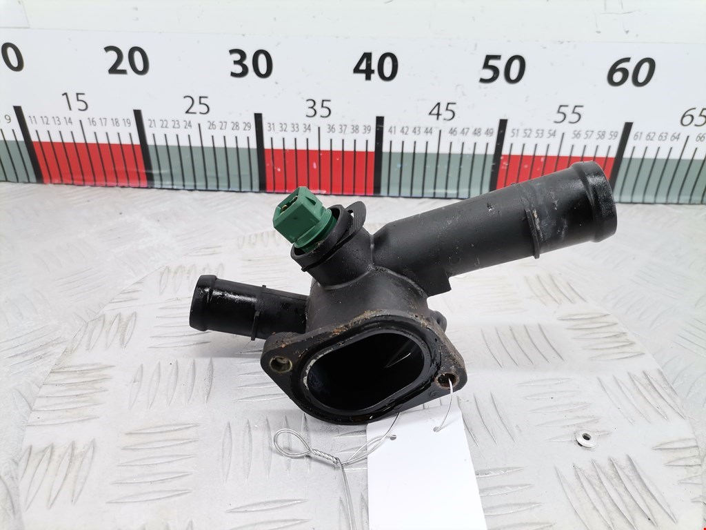 Фланец (штуцер системы охлаждения тройник) Audi A3 8L (1996-2003)