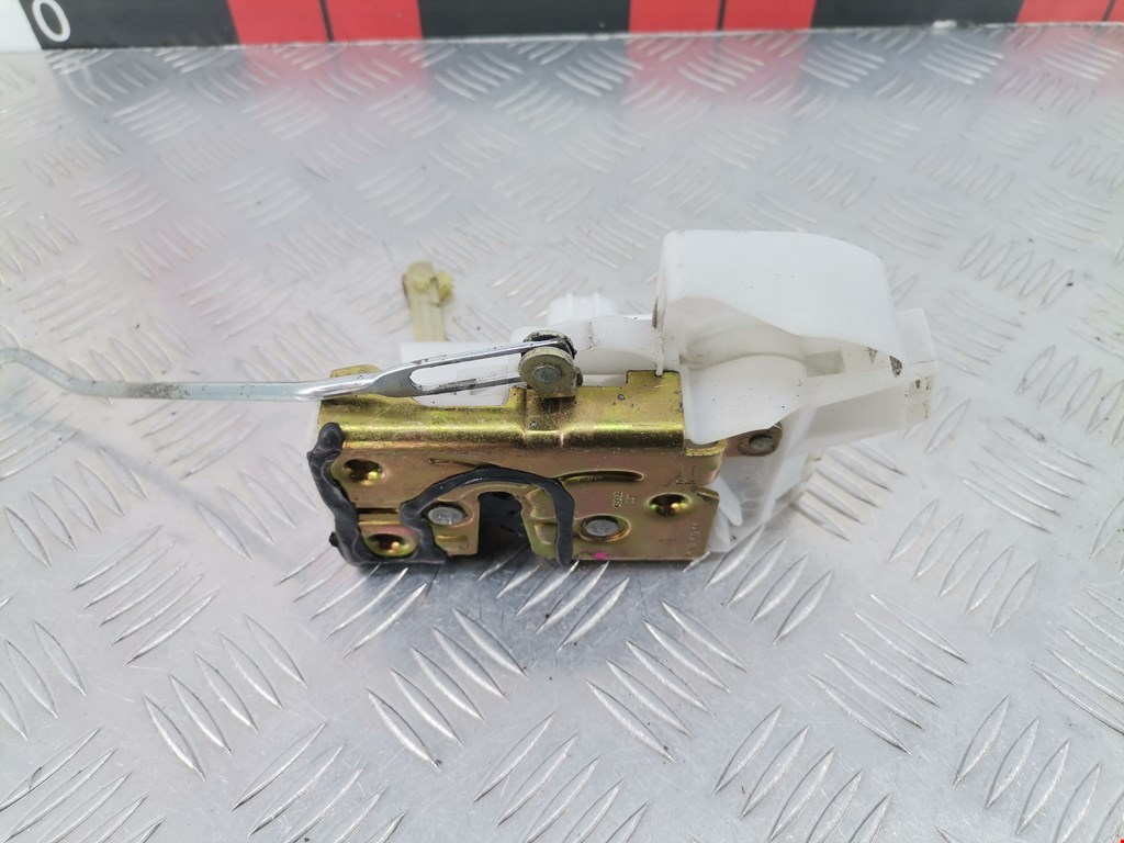 Замок двери передней правой TOYOTA Avensis 1997-2003