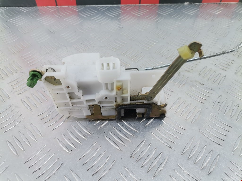 Замок двери передней правой TOYOTA Avensis 1997-2003