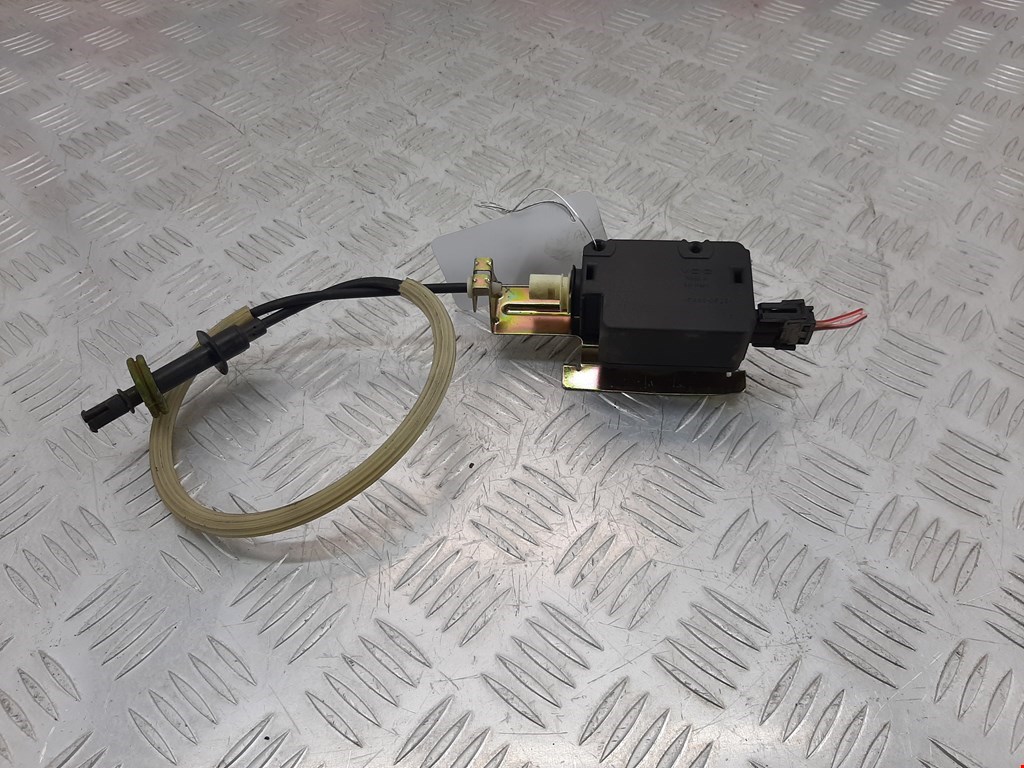 Сервопривод (электропривод моторчик привода) лючка бензобака Land Rover Range Rover Sport 1 (2005-2013)