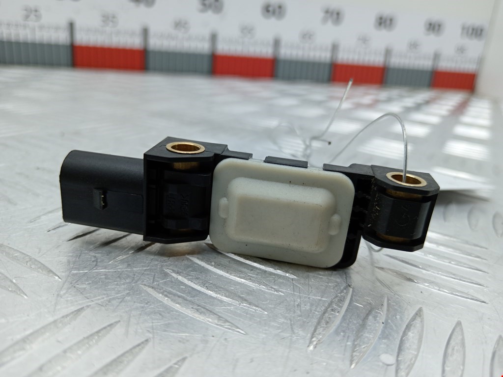 Датчик AIR BAG (подушек безопасности) VOLKSWAGEN Touareg 2002-2010