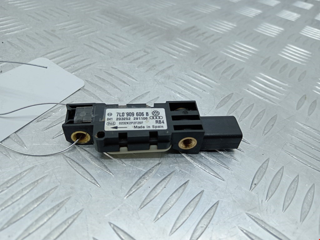 Датчик AIR BAG (подушек безопасности) VOLKSWAGEN Touareg 2002-2010