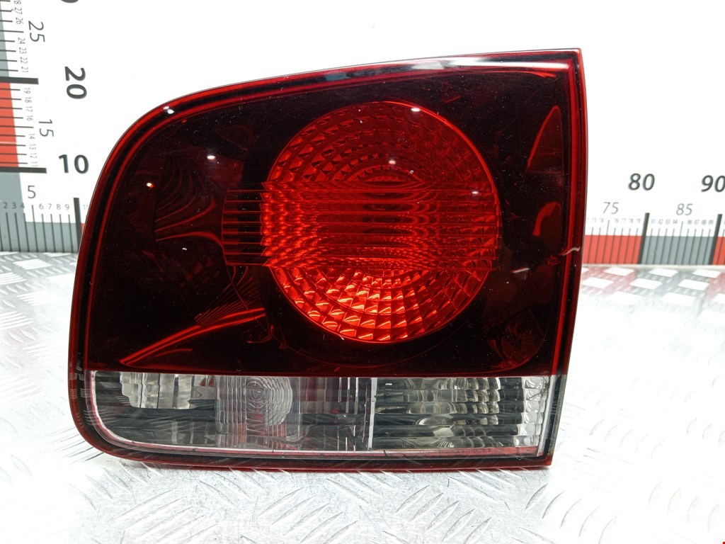 Фонарь задний внутренний правый VOLKSWAGEN Touareg 2002-2010