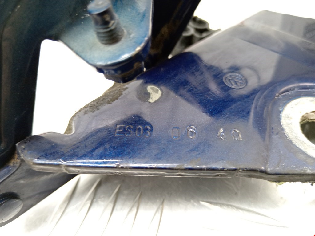 Петля капота левая/правая VOLKSWAGEN Touareg 2002-2010