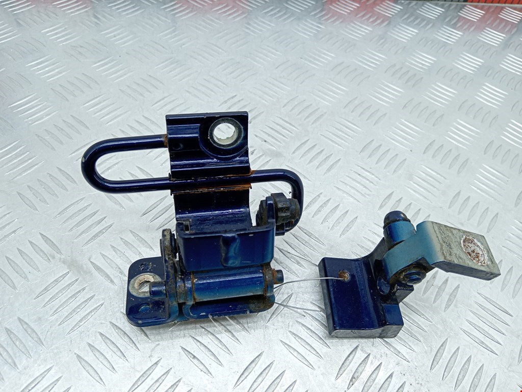 Петля двери задней правой Volkswagen Touareg 1 (2002-2010)