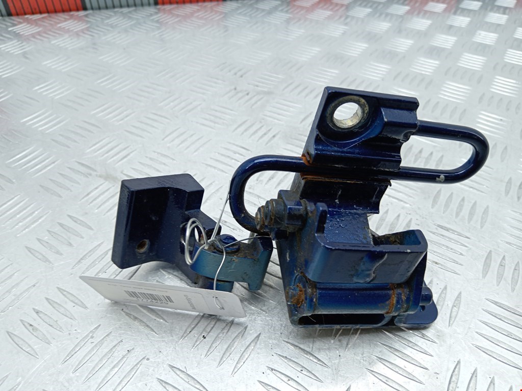 Петля двери задней левой Volkswagen Touareg 1 (2002-2010)