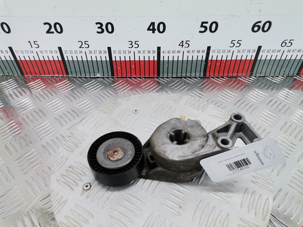 Натяжитель ремня генератора (приводного поликлинового ремня Volkswagen Golf 4 (1997-2004)