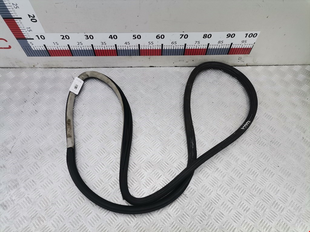 Уплотнитель двери VOLKSWAGEN Passat B5 1997-2005