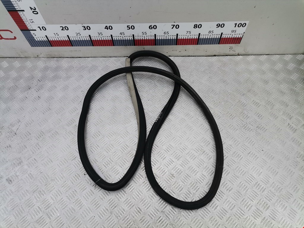 Уплотнитель двери VOLKSWAGEN Passat B5 1997-2005