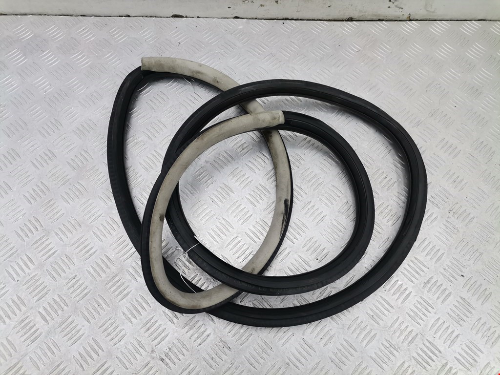 Уплотнитель двери VOLKSWAGEN Passat B5 1997-2005