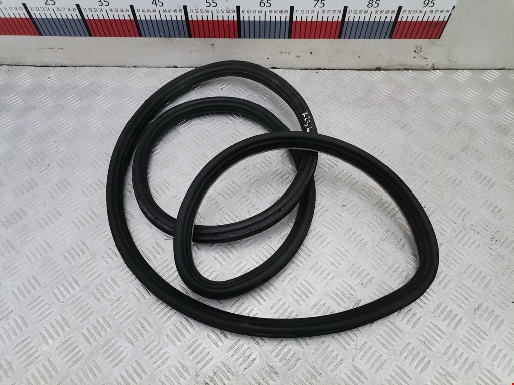 Уплотнитель двери VOLKSWAGEN Passat B5 1997-2005