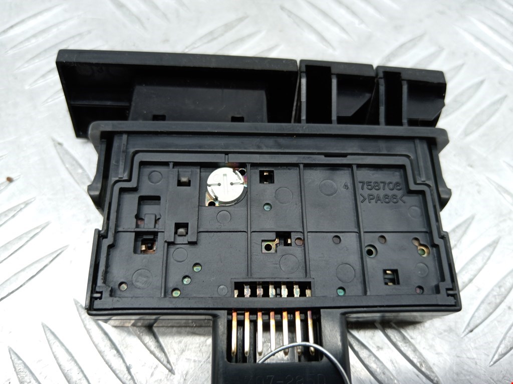 Кнопка аварийной сигнализации (аварийки) TOYOTA Prius II XW20 2003-2012