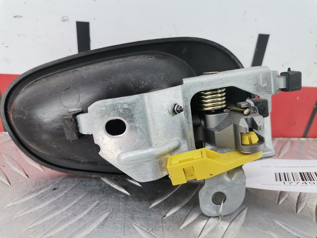 Ручка дверная задняя внутренняя левая MITSUBISHI Space Star 1999-2006