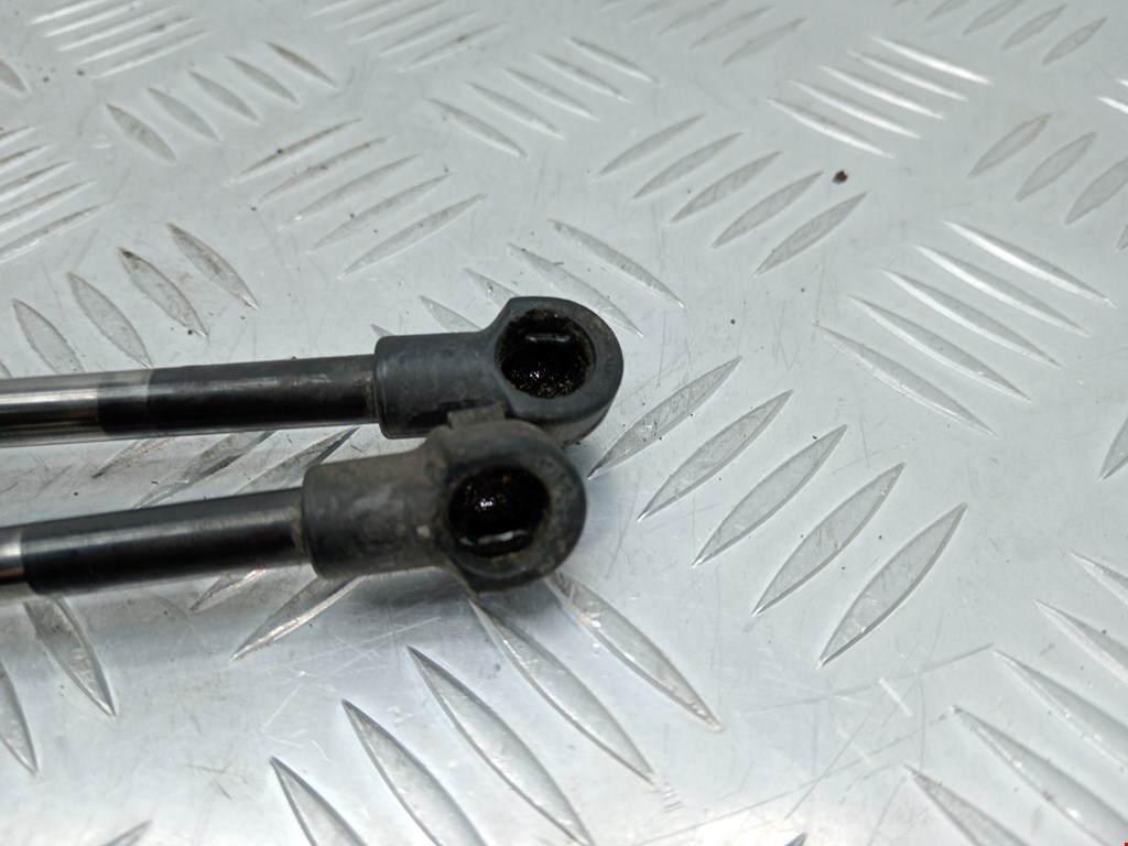 Амортизатор крышки (двери) багажника TOYOTA Prius II XW20 2003-2012