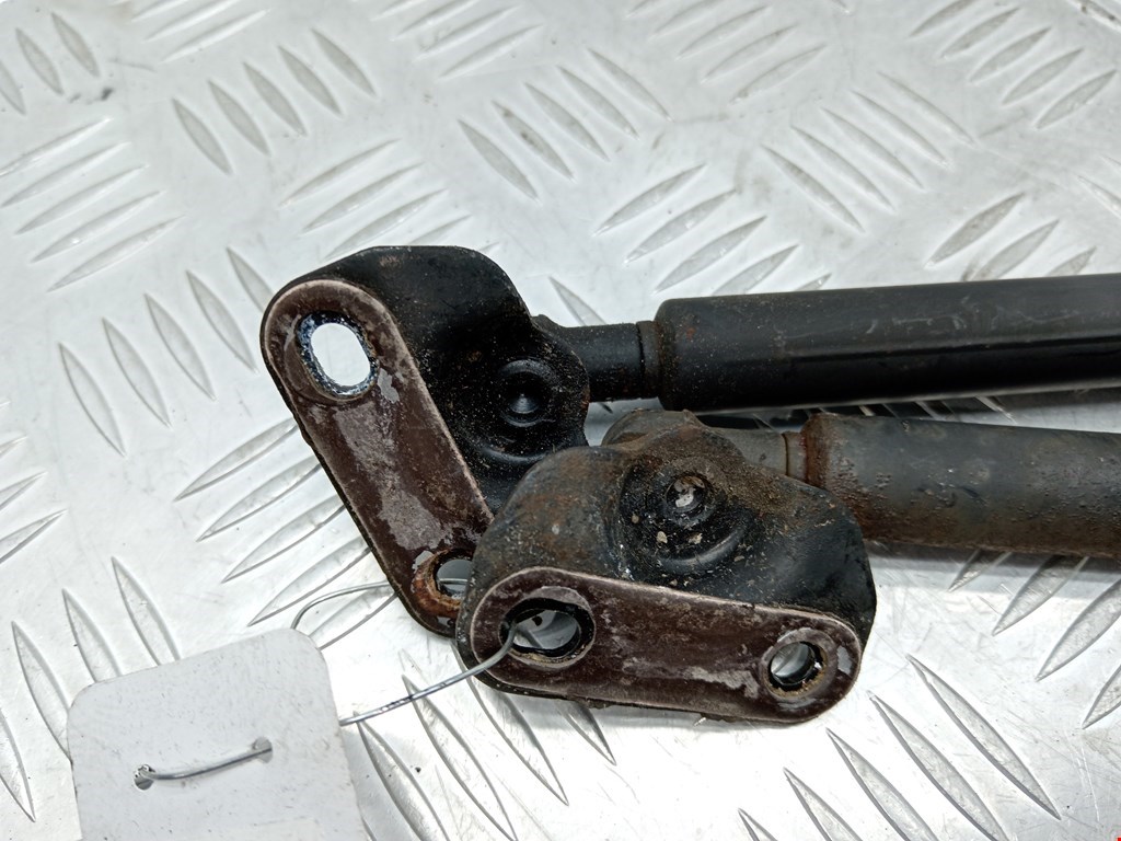 Амортизатор крышки (двери) багажника TOYOTA Prius II XW20 2003-2012