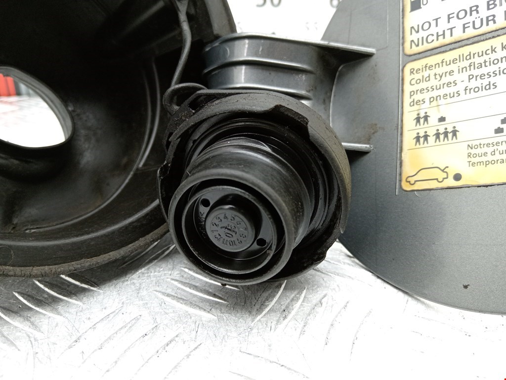 Лючок бензобака VOLKSWAGEN Golf V Plus 2004-2009