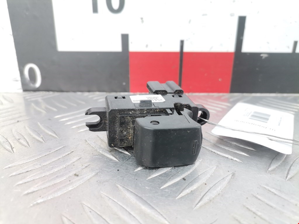 Кнопка стеклоподъемника Nissan Qashqai 1 (2006-2013)