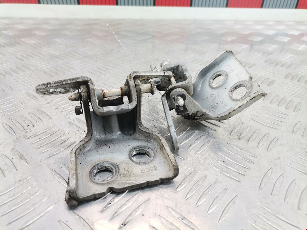 Петля двери задней левой Renault Duster 1 (2010-2020)