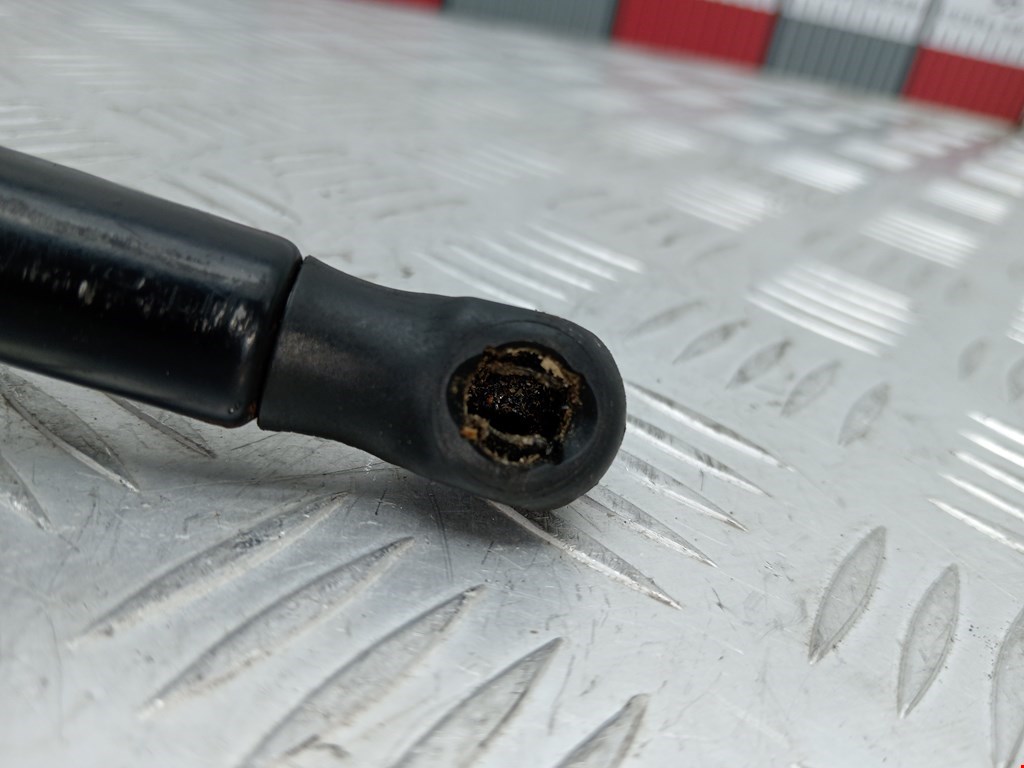 Амортизатор капота левый=правый OPEL Astra H/Family 2004-2015