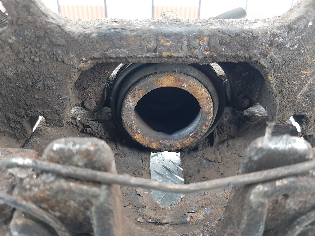 Суппорт передний правый VOLKSWAGEN Passat B6 2005-2011