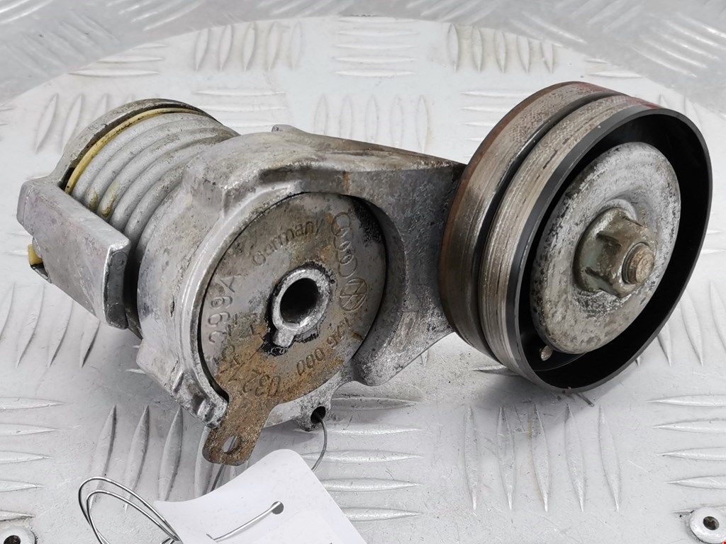 Натяжитель ремня генератора (приводного поликлинового ремня Volkswagen Golf 4 (1997-2004)
