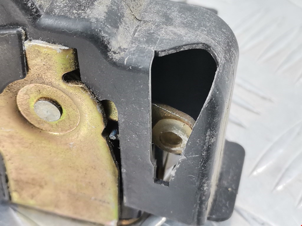 Замок двери передней правой MITSUBISHI Space Star 1999-2006