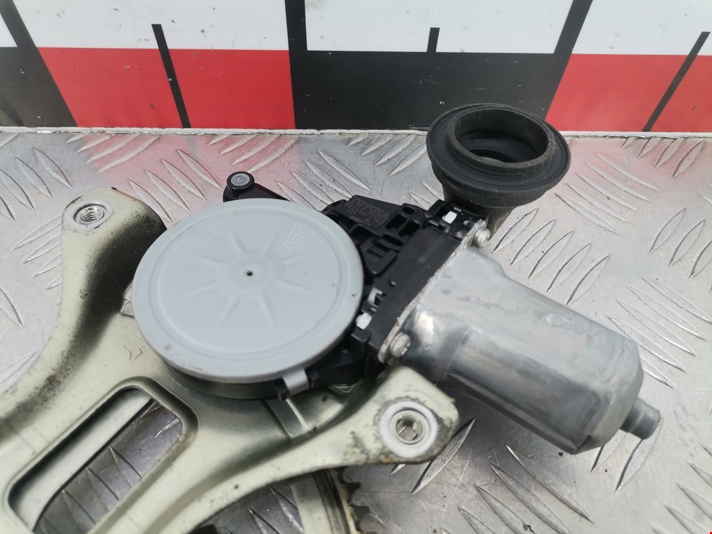 Стеклоподъемник передний правый TOYOTA Prius II XW20 2003-2012