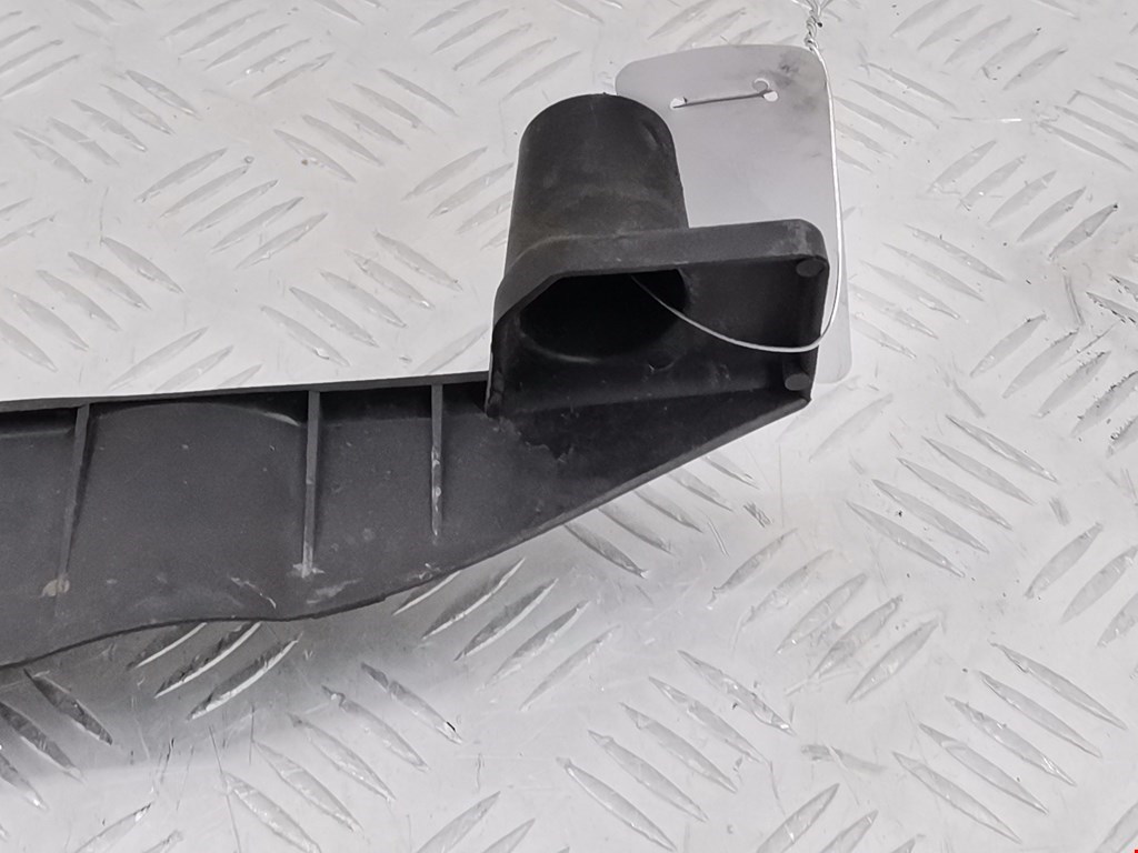 Кронштейн заднего бампера центральный VOLKSWAGEN Touareg 2002-2010