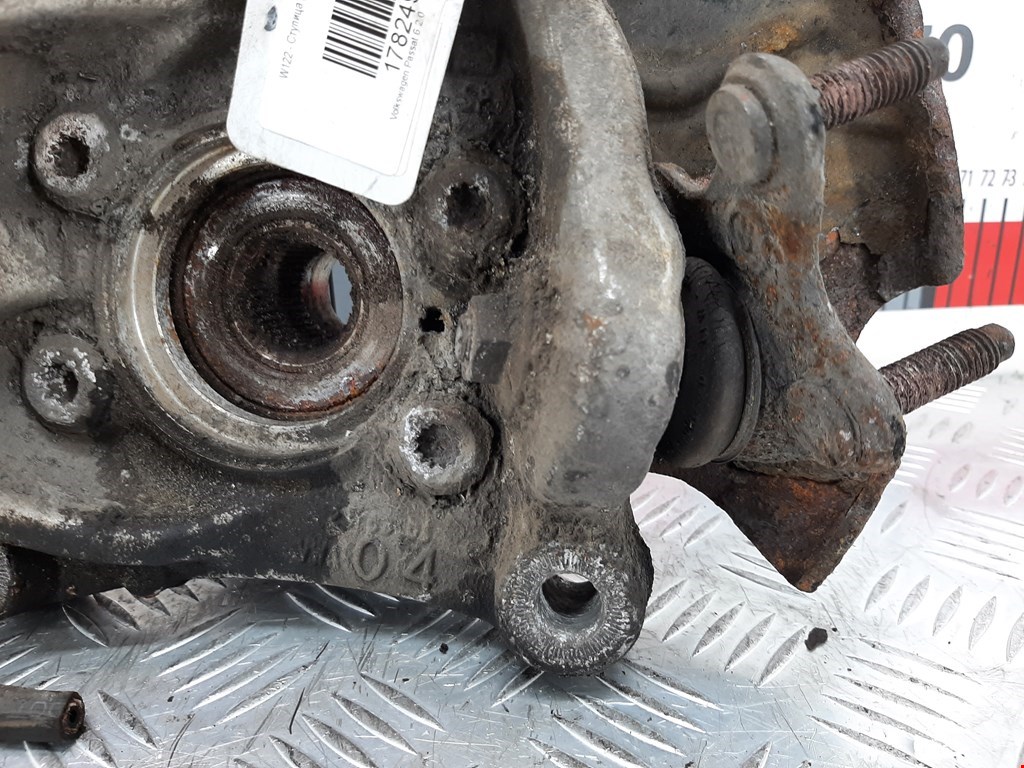 Ступица передняя правая VOLKSWAGEN Passat B6 2005-2011