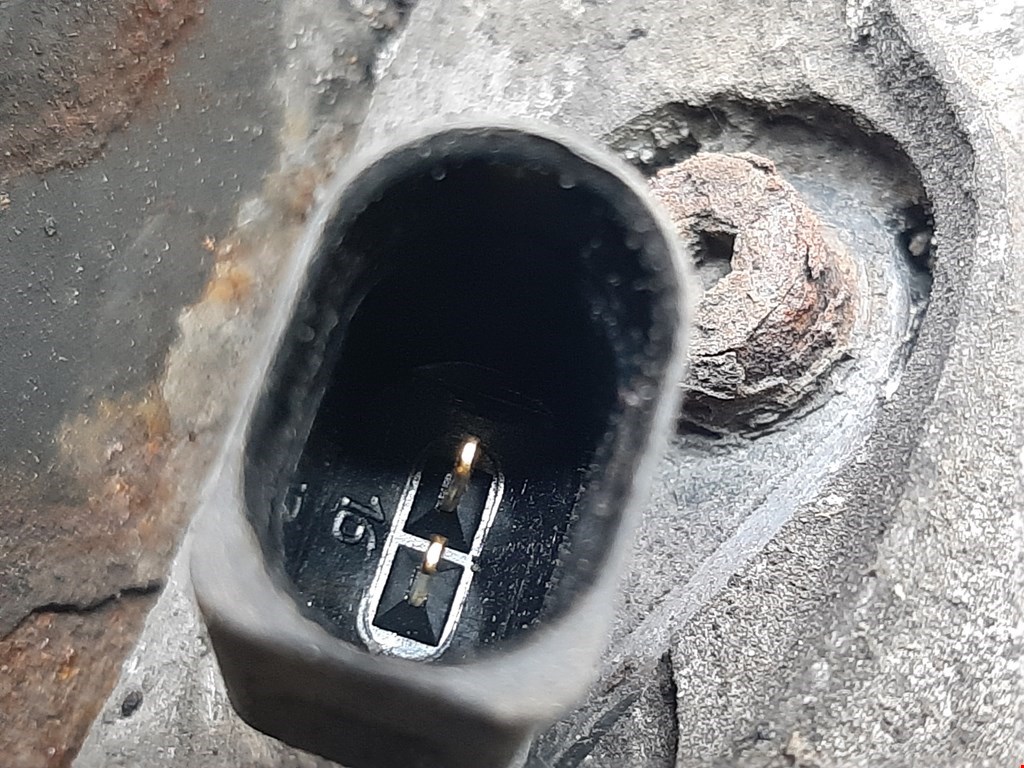 Ступица передняя правая VOLKSWAGEN Passat B6 2005-2011