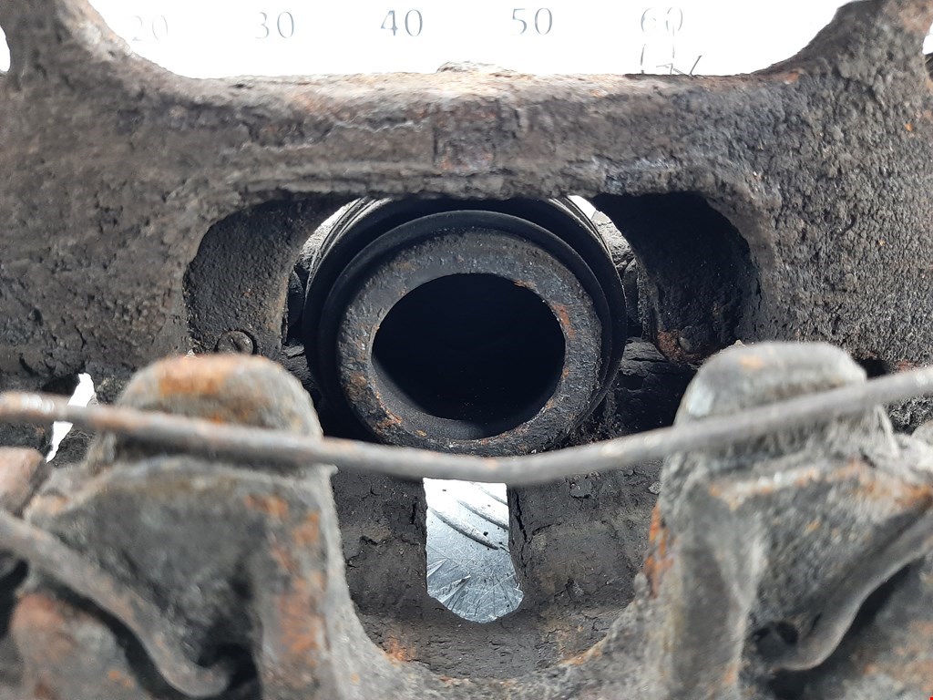 Суппорт передний правый VOLKSWAGEN Passat B6 2005-2011