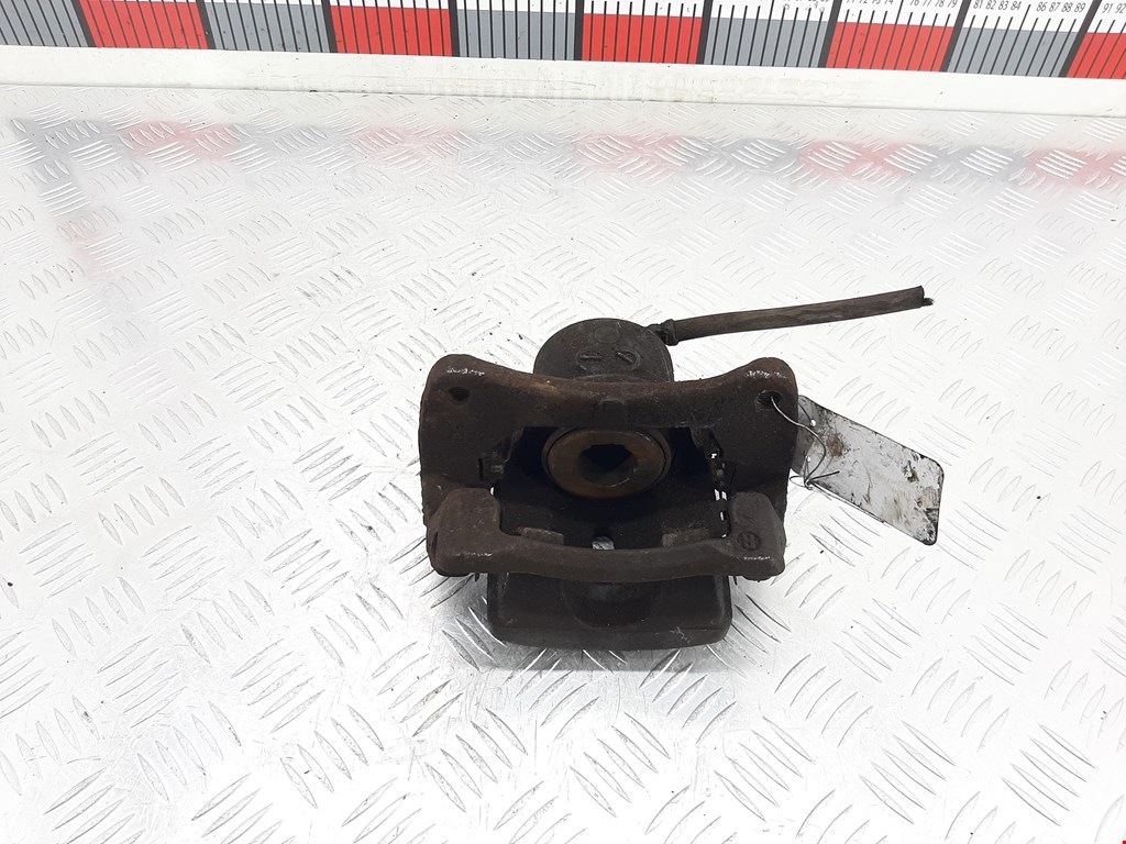 Суппорт передний правый TOYOTA Prius II XW20 2003-2012