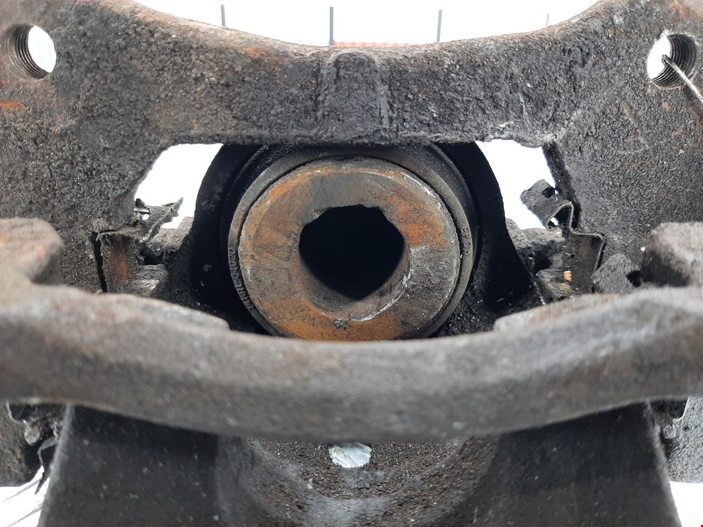 Суппорт передний правый TOYOTA Prius II XW20 2003-2012