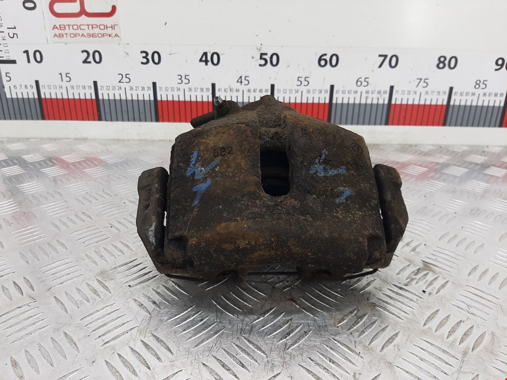 Суппорт передний правый VOLKSWAGEN Passat B6 2005-2011