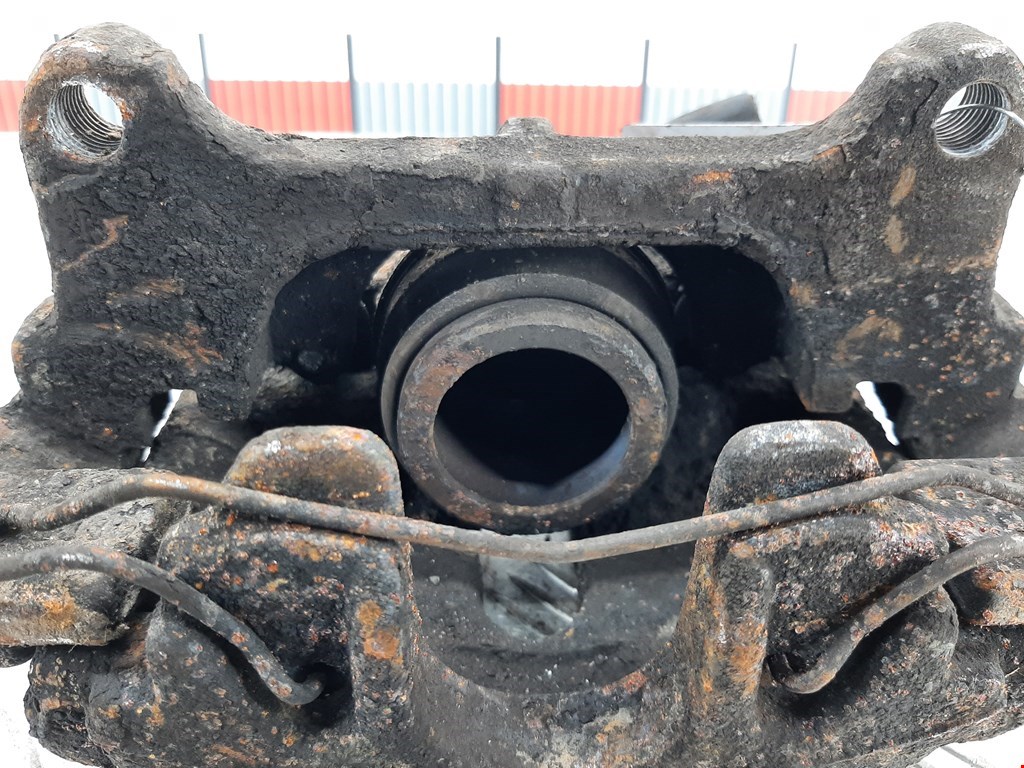 Суппорт передний правый VOLKSWAGEN Passat B6 2005-2011