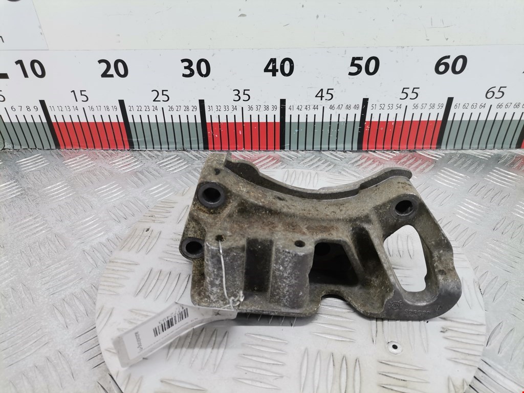 Кронштейн (крепление лапа) двигателя Ford Focus 2 (2004-2011)