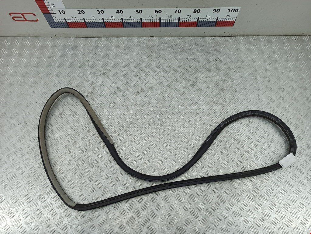 Уплотнитель двери VOLKSWAGEN Passat B5 1997-2005