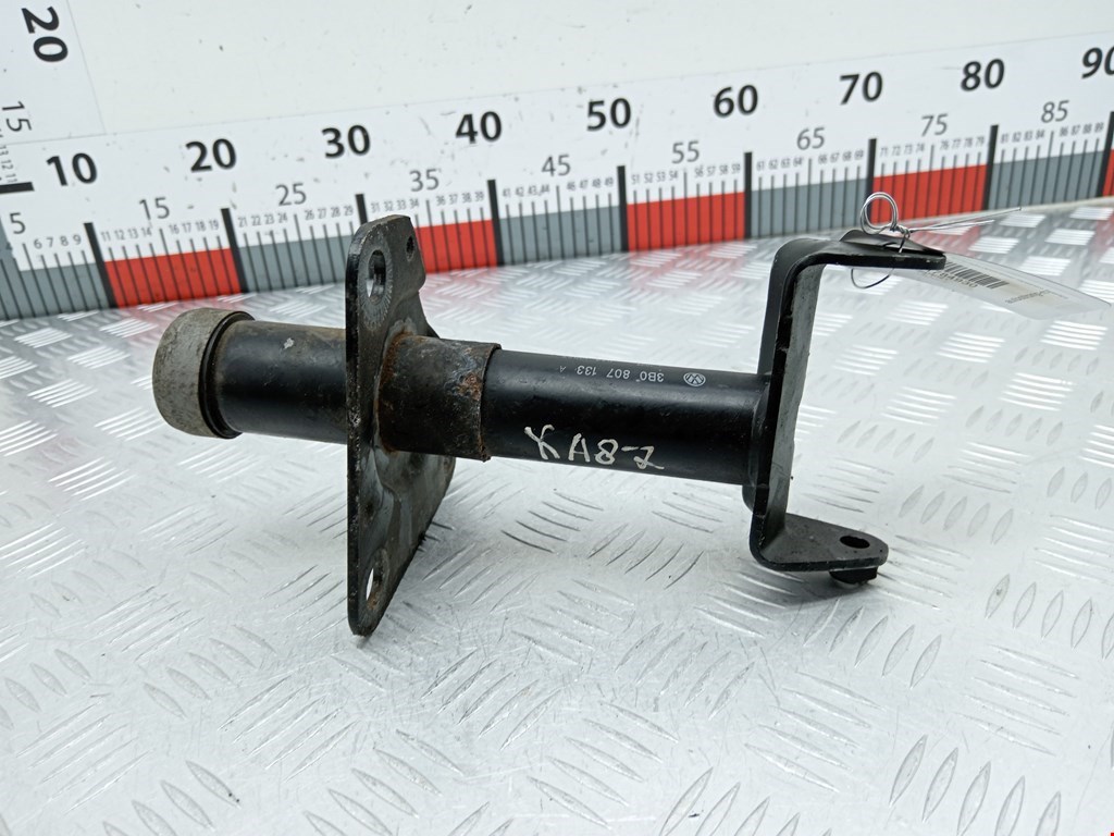 Отбойник бампера передний левый Volkswagen Passat 5 (1996-2000)