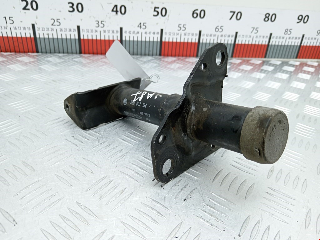 Отбойник бампера передний правый Volkswagen Passat 5 (1996-2000)