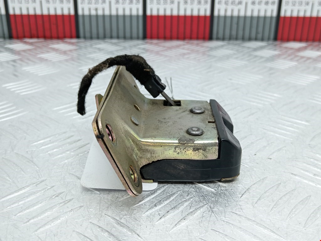 Замок багажника (крышки двери) MITSUBISHI Carisma 1995-1999