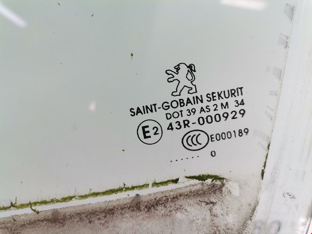 Стекло двери переднее левое PEUGEOT 3008 2009-2016