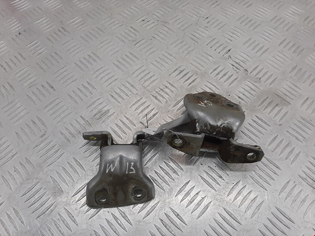 Петля двери передней левой Mitsubishi L200 4 (2006-2015)