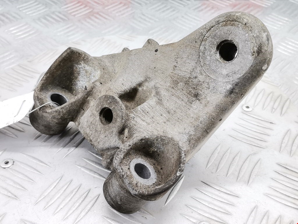 Кронштейн (крепление лапа) двигателя Renault Clio 3 (2005-2012)