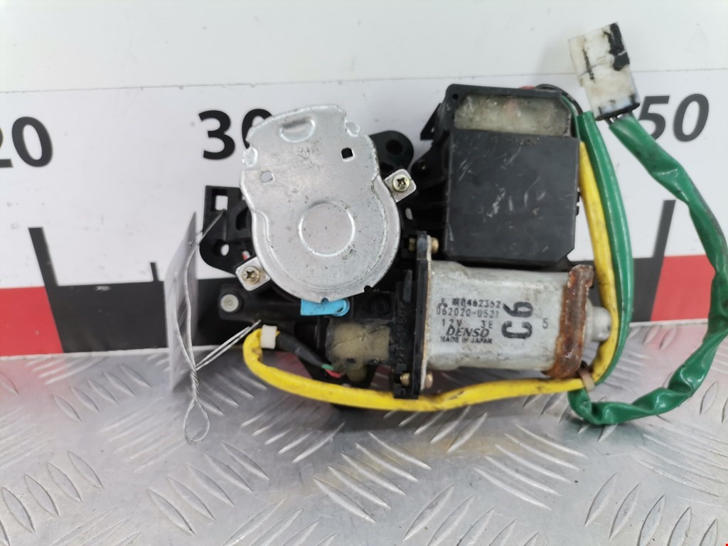 Моторчик (двигатель) стеклоподъемника MITSUBISHI Space Wagon N8,N9 1998-2004