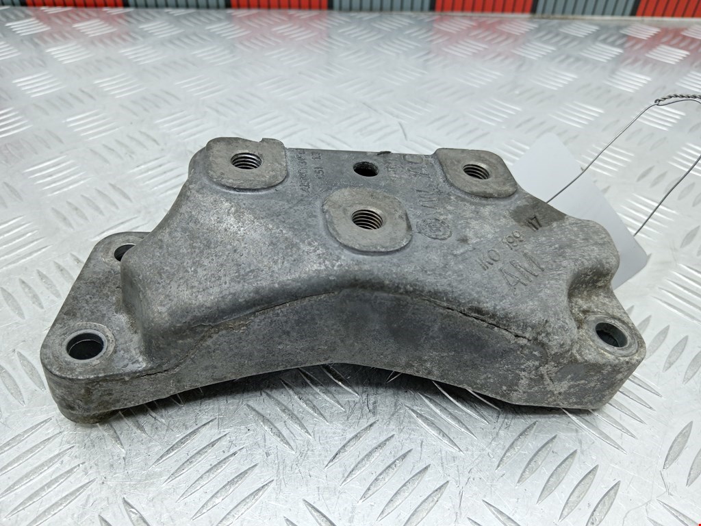 Кронштейн (крепление лапа траверса) кпп Volkswagen Caddy 3 (2004-2015)