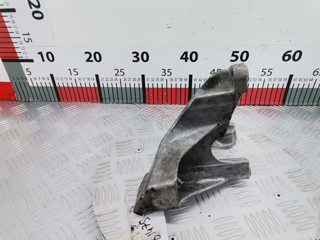 Кронштейн (крепление лапа) двигателя Audi A4 B6 (2000-2006)