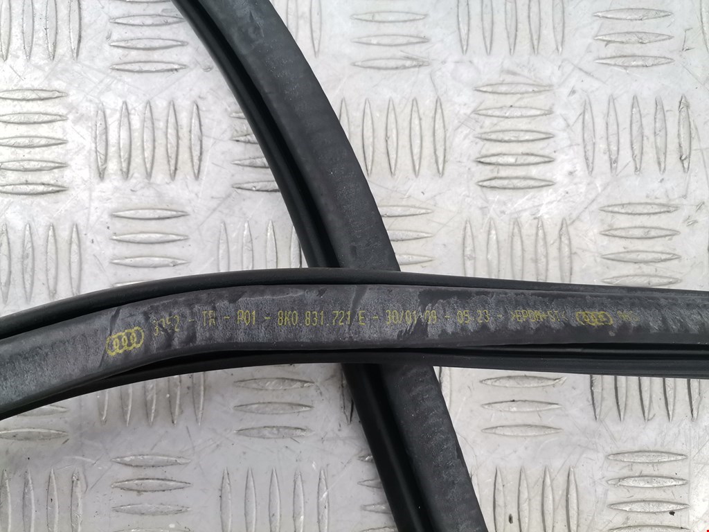 Уплотнитель двери AUDI A4 B8 2007-2015