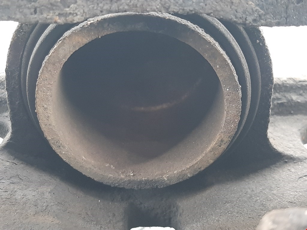 Суппорт передний правый TOYOTA RAV 4 XA30 2006-2012